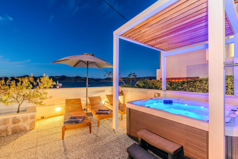 Prázdninový dům Riva - vířivka na terase, Mali Iž, ostrov Iž, Chorvatsko