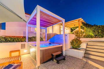 Prázdninový dům Riva - vířivka na terase, Mali Iž, ostrov Iž, Chorvatsko