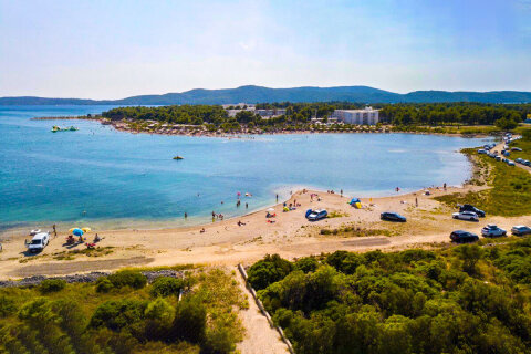 Apartmány Ljuba - oblázková pláž Podsolarsko 250 m od domu (v pozadí pláž Solaris), Šibenik, Chorvatsko