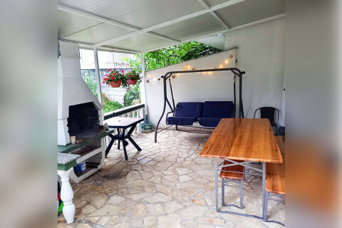 Apartmány Rajković - nově nadkrytá společná terasa a gril u domu, Pag-Bošana, ostrov Pag, Chorvatsko