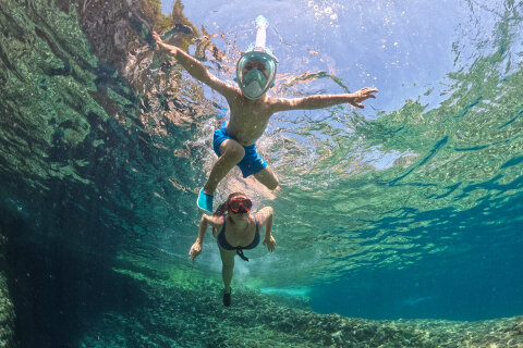 Šnorchlování u jeskyně Galubova špilja, výlet na kajacích, Pula, Istrie, Chorvatsko