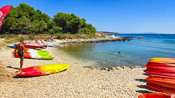 Zátoka Škokovica - škola windsurfingu, půjčovna kajaků a šlapadel, poloostrov Kamenjak, Chorvatsko Istrie