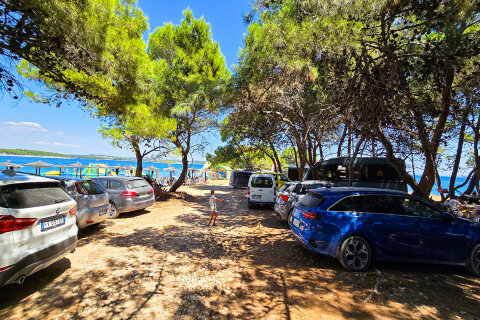 Parkoviště u zátok Škokovica a Školjić, poloostrov Kamenjak, Chorvatsko Istrie
