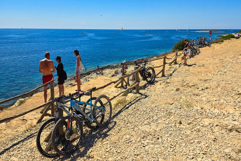 Zátoka Velika Kolumbarica, poloostrov Kamenjak, Chorvatsko Istrie