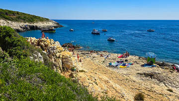 Zátoka Velika Kolumbarica, poloostrov Kamenjak, Chorvatsko Istrie