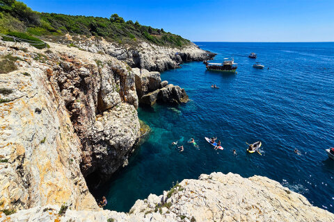 Zátoka Velika Kolumbarica, poloostrov Kamenjak, Chorvatsko Istrie