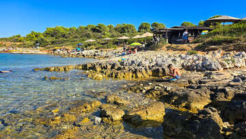 Pláž Franina s plážovým barem, poloostrov Kamenjak, Chorvatsko Istrie