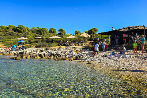 Pláž Franina s plážovým barem, poloostrov Kamenjak, Chorvatsko Istrie