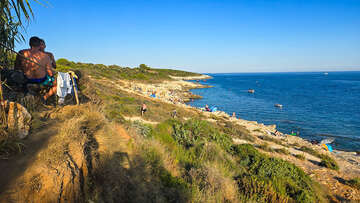 Pohled od Safari Baru na zátoku Mala Kolumbarica, poloostrov Kamenjak, Chorvatsko Istrie