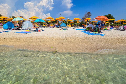 Fažana - pláž v resortu BiVillage, Istrie, Chorvatsko