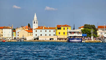 Fažana - oblázková pláž Stara Fažana v centru, Istrie, Chorvatsko