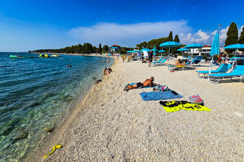 Fažana - oblázková pláž Stara Fažana v centru, Istrie, Chorvatsko