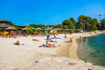 Fažana - oblázková pláž San Lorenzo, Istrie, Chorvatsko