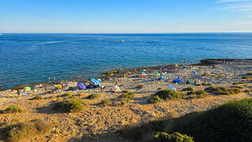 Pláž v zátoce Mala Kolumbarica (pod Safari Barem), poloostrov Kamenjak, Istrie, Chorvatsko