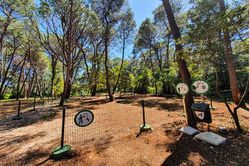 Mobilhome Resort Čikat - výběh pro psy, Mali Lošinj, ostrov Lošinj, Chorvatsko