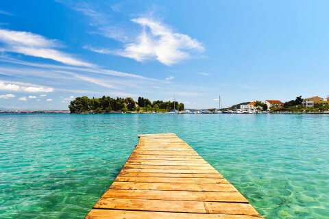 Apartmány Dalmacija - dřevěné molo u pláže, Preko, ostrov Ugljan, Chorvatsko