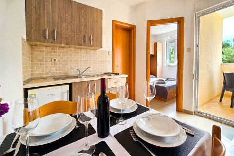 Apartmány Crystal - bazén u domu, Podstrana, Chorvatsko