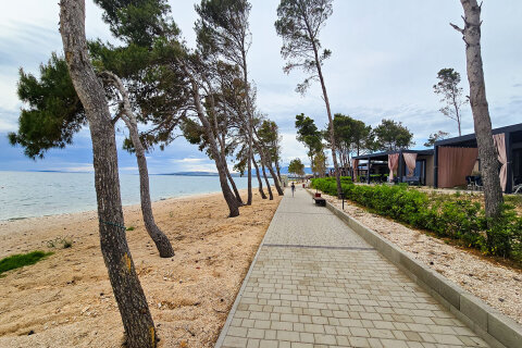 Avalona Camping Resort - promenáda, Povljana, ostrov Pag, Chorvatsko