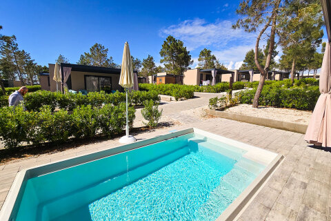 Mobilhome Avalona - příklad mobilhomu typu "C" - Mobilhome Luxury s bazénem pro 4–6 osob, Aminess Camping Resort, Povljana, ostrov Pag, Chorvatsko