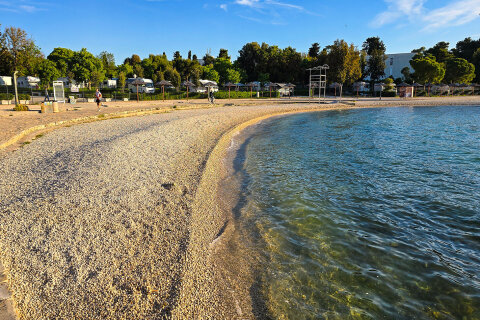 Falkensteiner Premium Camping Zadar - pláž před resortem, Chorvatsko