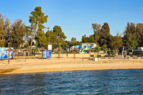 Zadar - oblázková pláž před resortem Falkensteiner Premium Camping Zadar, Zadarská riviéra, Chorvatsko