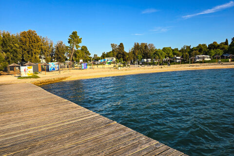 Zadar - oblázková pláž před resortem Falkensteiner Premium Camping Zadar, Zadarská riviéra, Chorvatsko