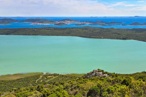 Vranské jezero - pohled z vyhlídky Kamenjak, Zadarská riviéra, Chorvatsko