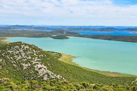 Vranské jezero - pohled z vyhlídky Kamenjak, Zadarská riviéra, Chorvatsko