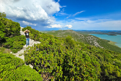Vranské jezero - pohled z vyhlídky Kamenjak, Zadarská riviéra, Chorvatsko