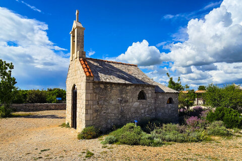 Vranské jezero - kostelík na vyhlídce Kamenjak, Zadarská riviéra, Chorvatsko