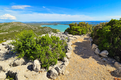 Vranské jezero - pohled z vyhlídky Kamenjak, Zadarská riviéra, Chorvatsko