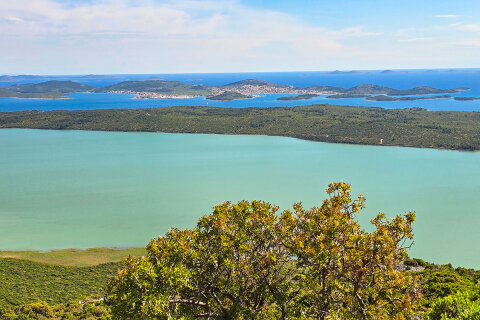 Vranské jezero - pohled z vyhlídky Kamenjak, Zadarská riviéra, Chorvatsko