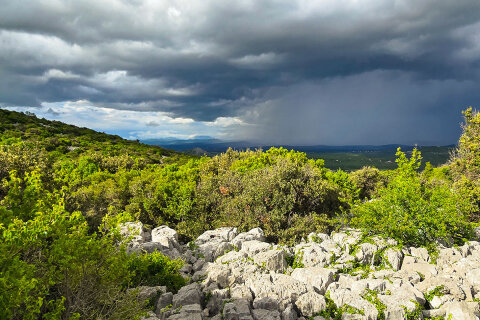 Vranské jezero - černé mraky nad vrchem Kamenjak, Zadarská riviéra, Chorvatsko