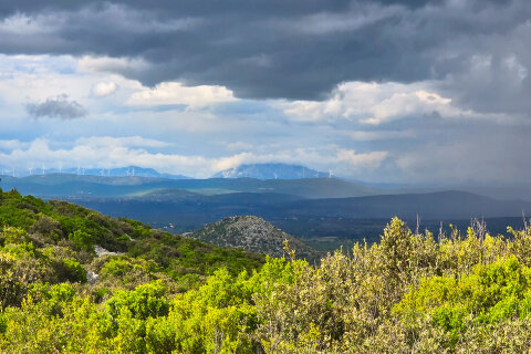 Vranské jezero - černé mraky nad vrchem Kamenjak, Zadarská riviéra, Chorvatsko