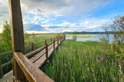 Vranské jezero, návštěvnické centrum Crkvine, stezkou po dřevěné lávce, Zadarská riviéra, Chorvatsko
