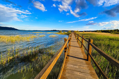 Vranské jezero, návštěvnické centrum Crkvine, stezkou po dřevěné lávce, Zadarská riviéra, Chorvatsko