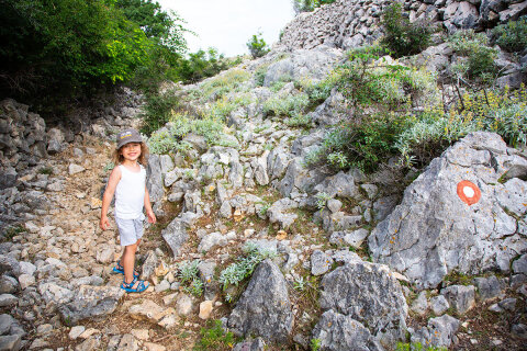 Procházka na Sveti Vid, nejvyšší vrchol ostrova Pag, Chorvatsko