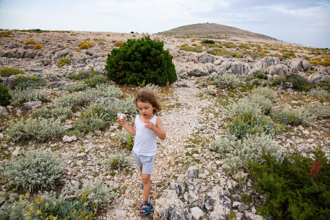 Procházka na Sveti Vid, nejvyšší vrchol ostrova Pag, Chorvatsko