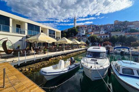 Novi Vinodolski - bistro/kavárna Marina Novi v přístavu, Crikvenická riviéra, Chorvatsko