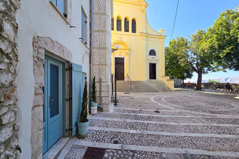 Novi Vinodolski - náměstí s kostelem, Crikvenická riviéra, Chorvatsko