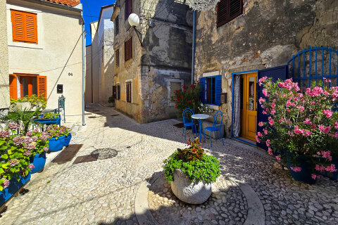 Novi Vinodolski - uličky starého města, Crikvenická riviéra, Chorvatsko