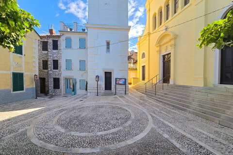 Novi Vinodolski - náměstí s kostelem, Crikvenická riviéra, Chorvatsko
