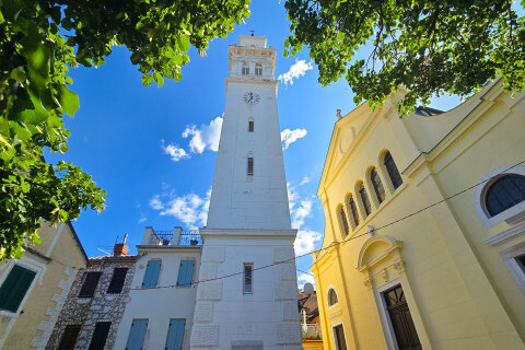 Novi Vinodolski - náměstí s kostelem, Crikvenická riviéra, Chorvatsko