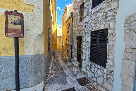 Novi Vinodolski - uličky starého města, Crikvenická riviéra, Chorvatsko