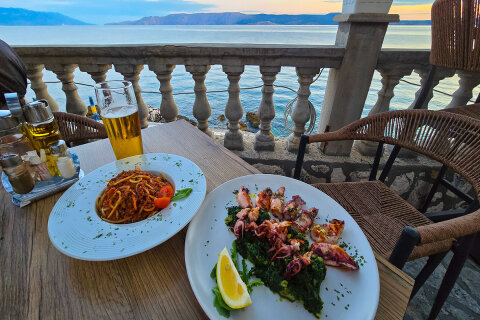 Novi Vinodolski - restaurace u pláže, Crikvenická riviéra, Chorvatsko