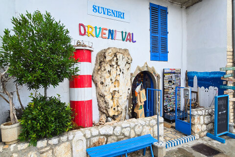 Novi Vinodolski - obchůdek s autentickými suvenýry Drveni Val, Crikvenická riviéra, Chorvatsko