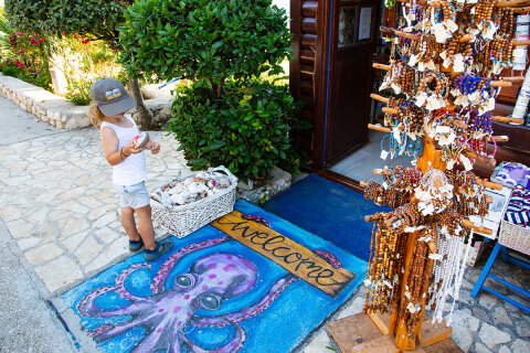 Apartmány Silvano - obchůdek se suvenýry mezi domem a pláží, Mandre, ostrov Pag, Chorvatsko