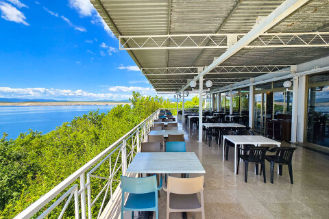 Apartmány Kačjak - restaurace Sidro s výhledem na moře (zde se podává bufetová polopenze), Dramalj, Crikvenická riviéra, Chorvatsko