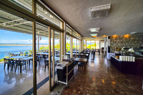 Apartmány Kačjak - restaurace Sidro s výhledem na moře (zde se podává bufetová polopenze), Dramalj, Crikvenická riviéra, Chorvatsko