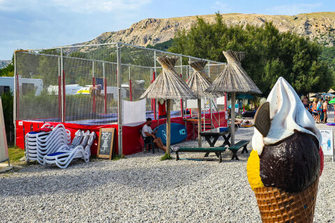 Baška - trampolíny u pláže Vela, ostrov Krk, Chorvatsko